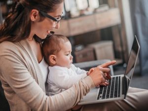 Mamma e bimbo davanti allo schermo di un pc