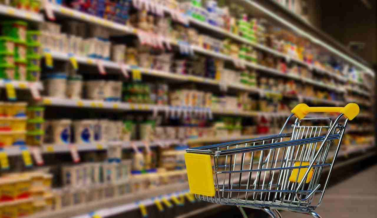 Supermercati, maxi sconto per gli Over 60 | Vale un giorno a settimana per tutta la vita: adesso la pensione basta e avanza