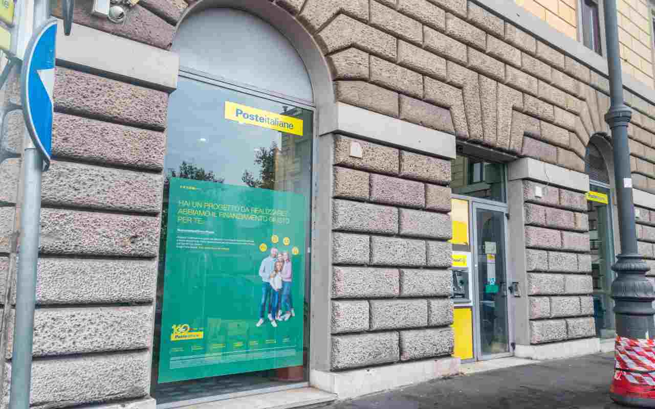 Raccomandate, se la busta è verde non devi firmare | Risparmi spariti in un lampo: apri il conto e lo trovi a 0