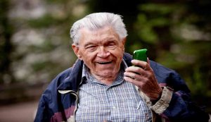 anziano con Smartphone