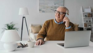signore anziano tranquillo al telefono