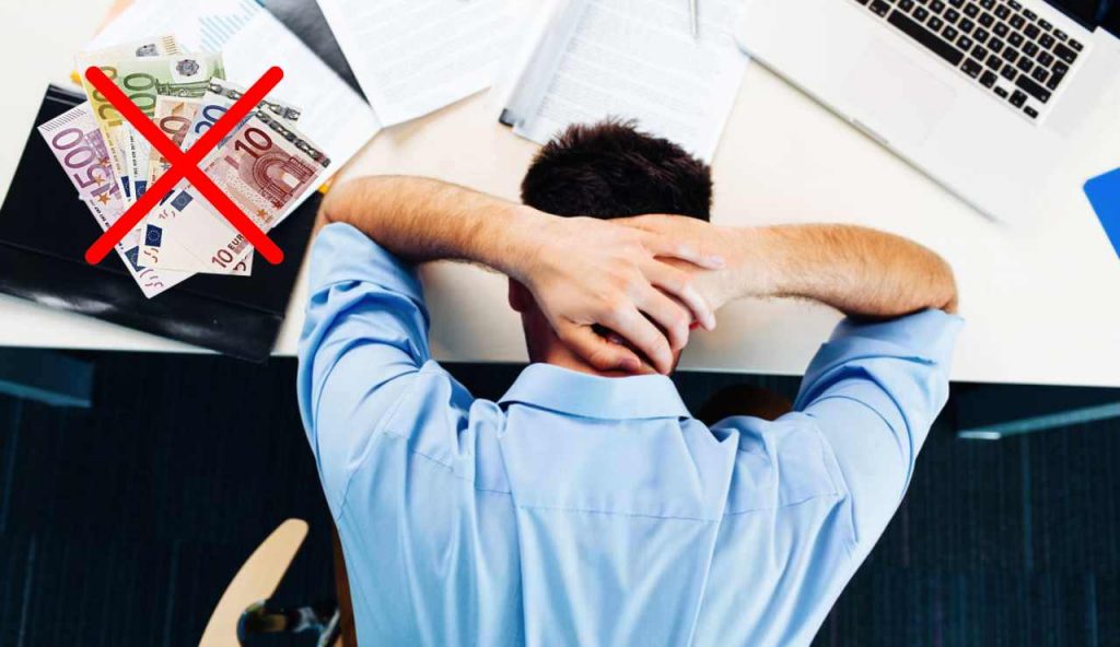 Lavoratore disperato senza soldi (Depositphotos foto)