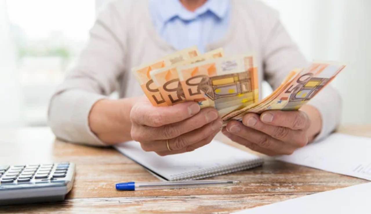 Pensione da sogno: se hai 10mila euro da parte hai svoltato | Come trasformarli in un reddito fisso dopo i 60 anni