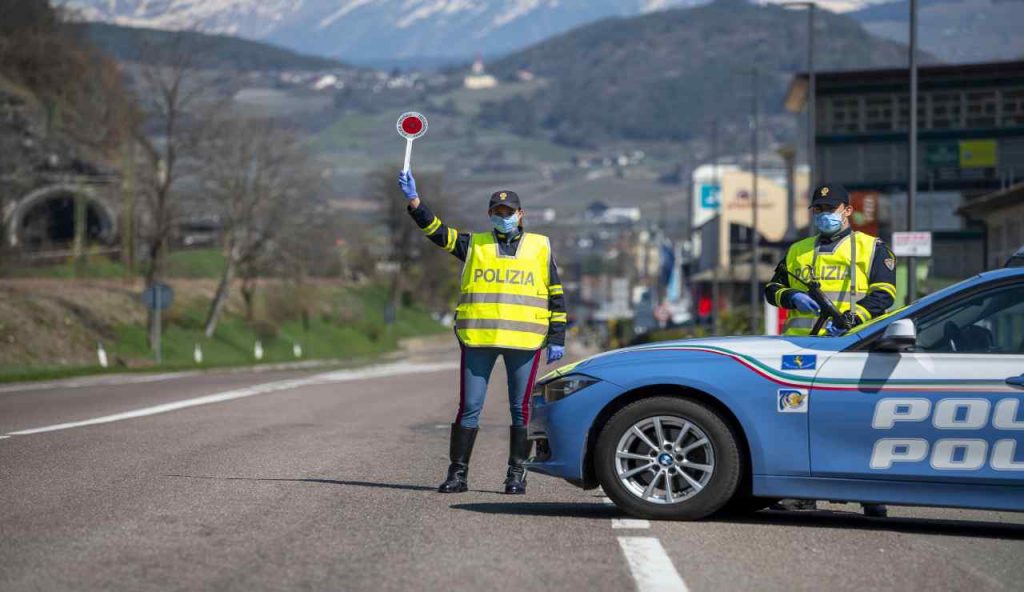 Chiedo scusa ma l’ho dimenticato a casa | Posto di blocco, 2000€ di multa se non hai il telefono: ci vogliono online H24
