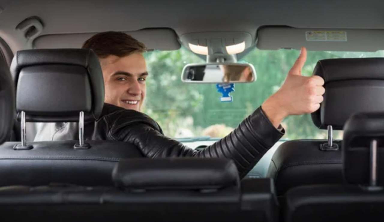 Bollo auto, gli over 30 non lo pagano più | Scatta l’esenzione automatica: a pagarlo saranno solo i più giovani