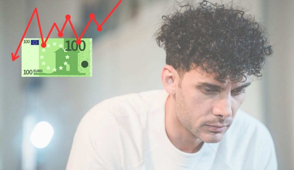 Uomo triste ribasso stipendio