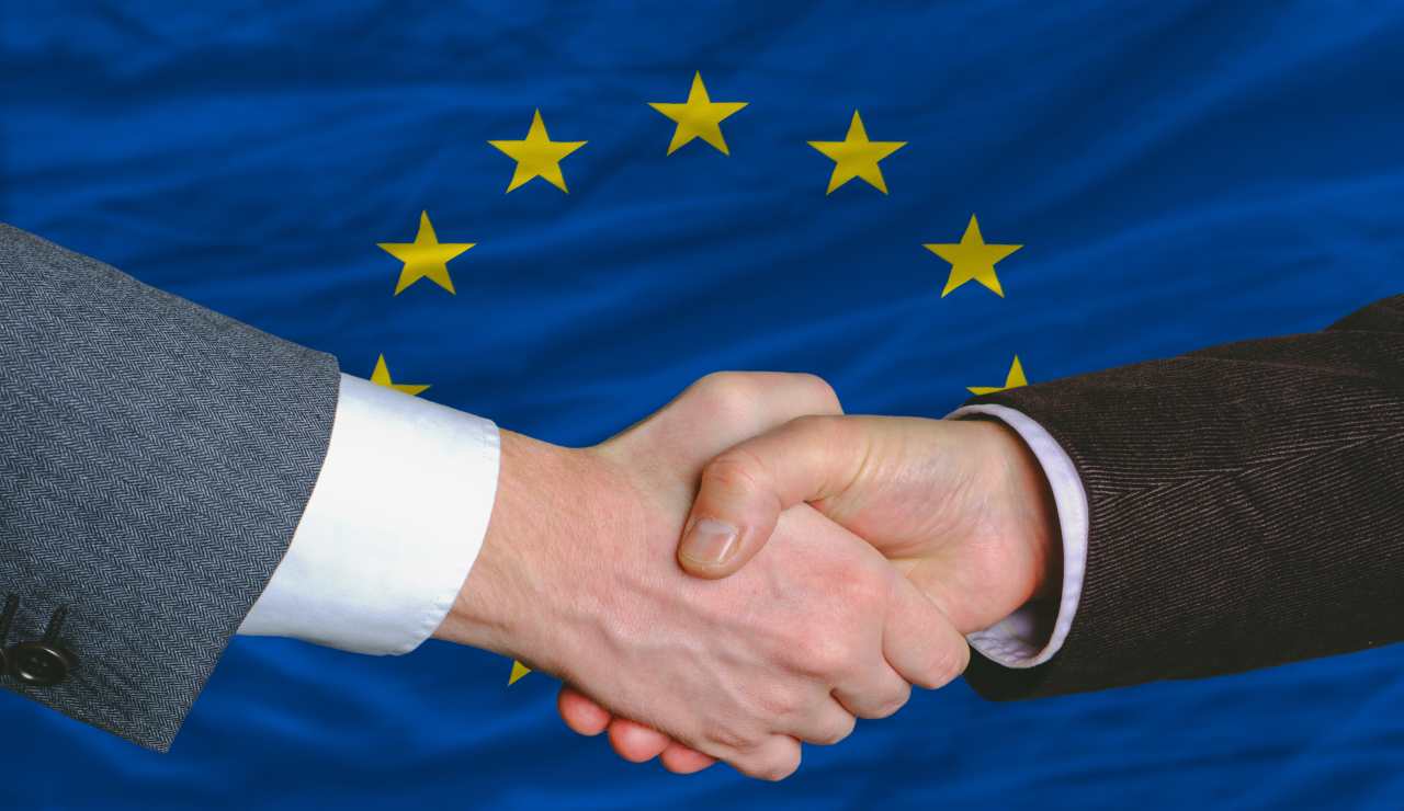 295€ in più in busta paga: il Governo si è deciso, stipendi adeguati anche in Italia | Raggiunta finalmente la media europea