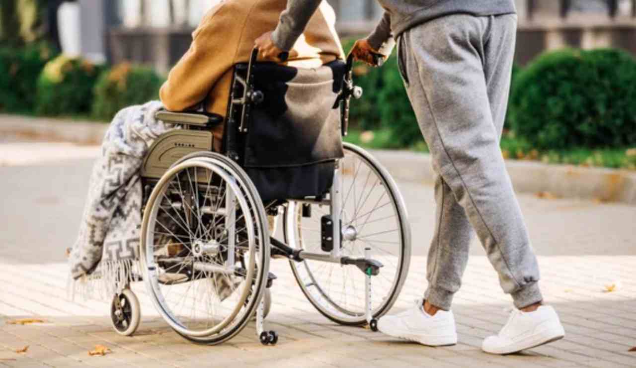 Parenti invalidi, se ne hai uno sei ‘fortunato’ | Vai in pensione con largo anticipo: tutto merito di questa Legge