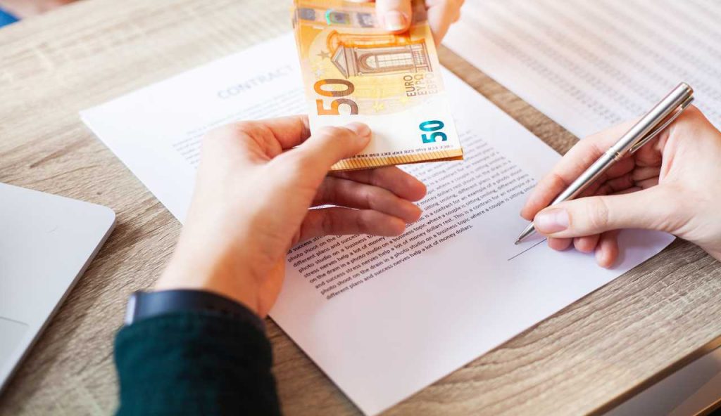 Alleluja, il Governo ce l’ha fatta: approvato l’aumento delle buste paga | 295€ in più al mese per milioni di lavoratori
