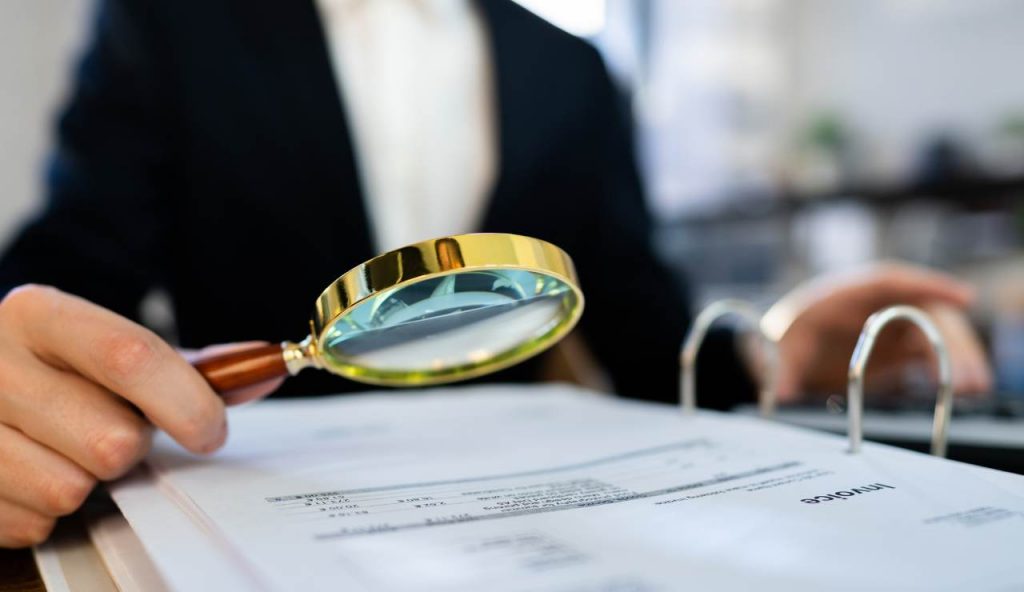 controllo su documento fiscale con lente d'ingrandimento