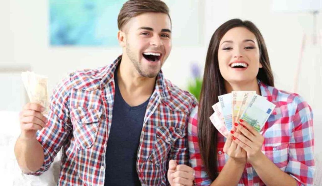 Coppia felice con soldi (Depositphotos foto) - www.financecue.it