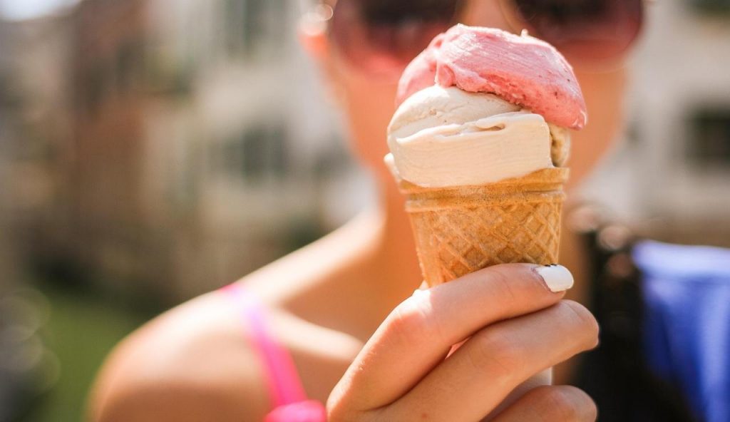persona in vacanza con gelato