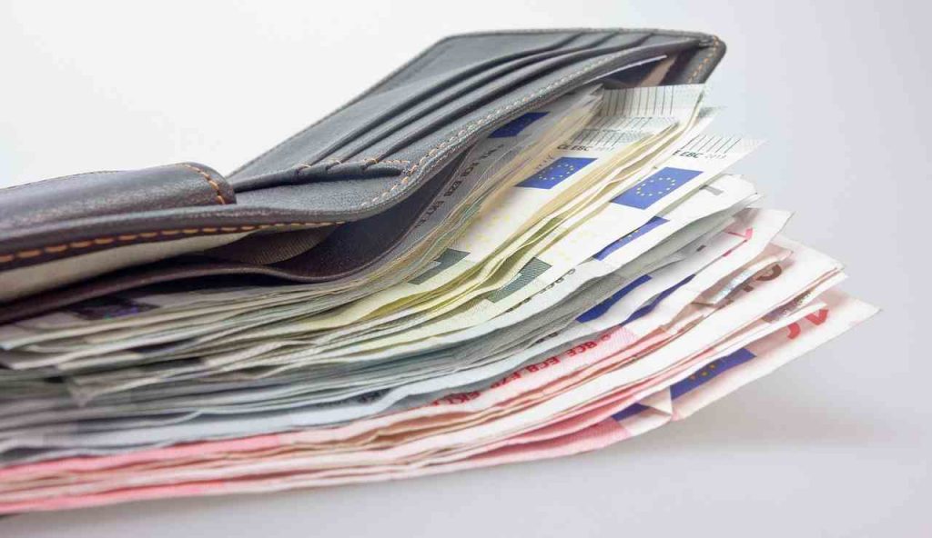Portafogli con soldi (Pixabay foto) - www.financecue.it