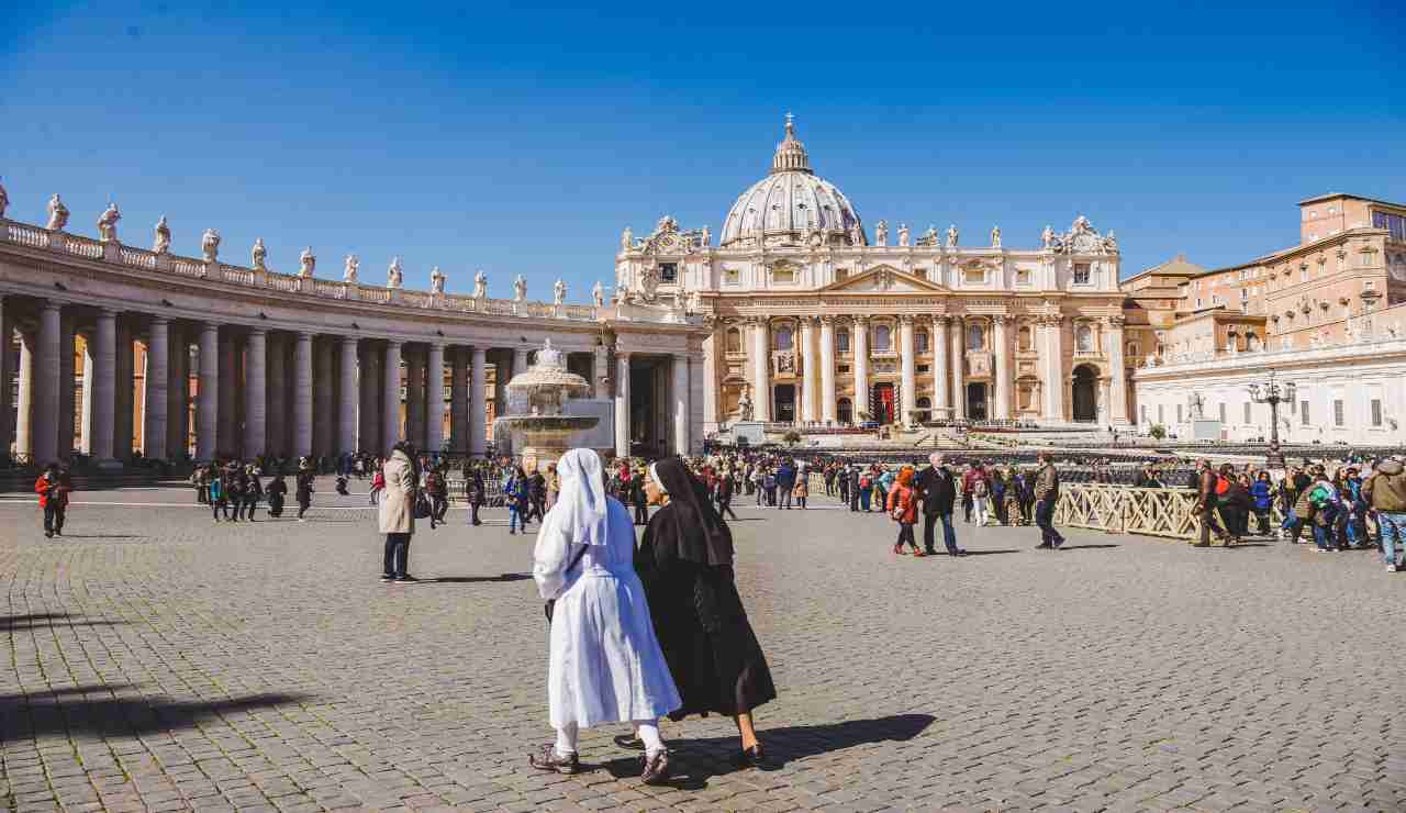 Smartphone, scatta la nuova allerta: fai attenzione alla “Truffa del Papa” | Svuotati i conti di migliaia di fedeli