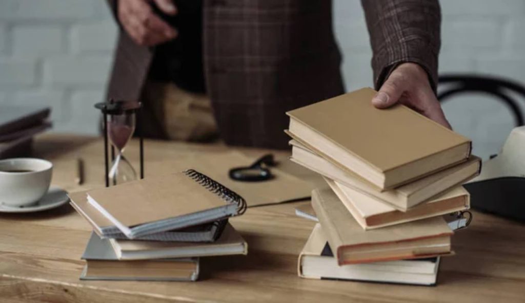 Vecchi libri patrimonio dentro casa controlla libreria