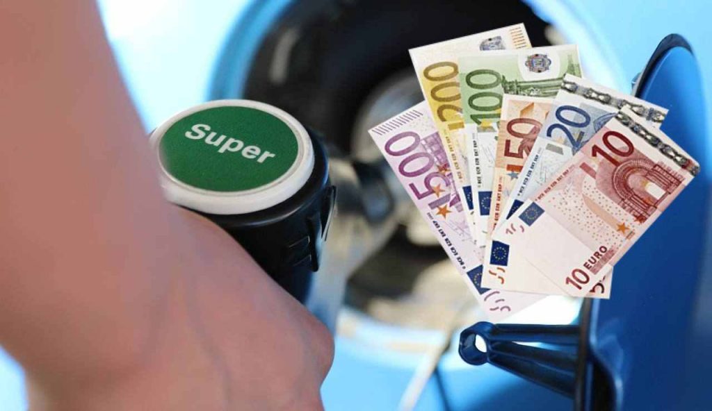 Benzina e soldi (Pixabay foto) - www.financecue.it