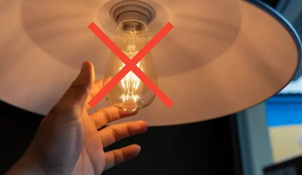 Cambiare una lampadina (Depositphotos foto) - www.financecue.it