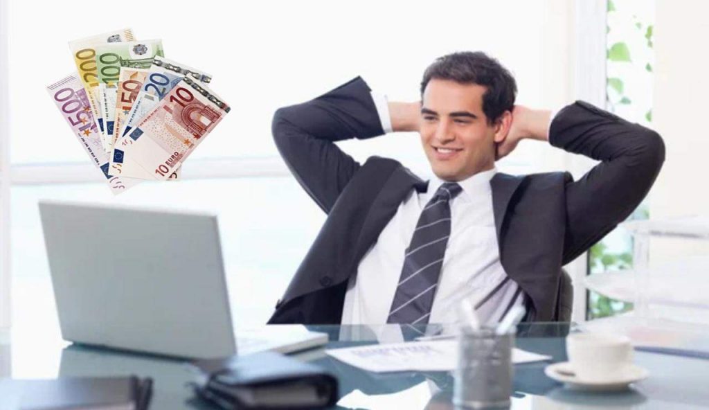 Lavoratore felice con soldi (Depositphotos foto) - www.financecue.it