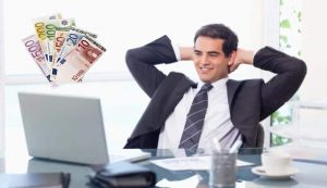 Lavoratore felice con soldi (Depositphotos foto) - www.financecue.it