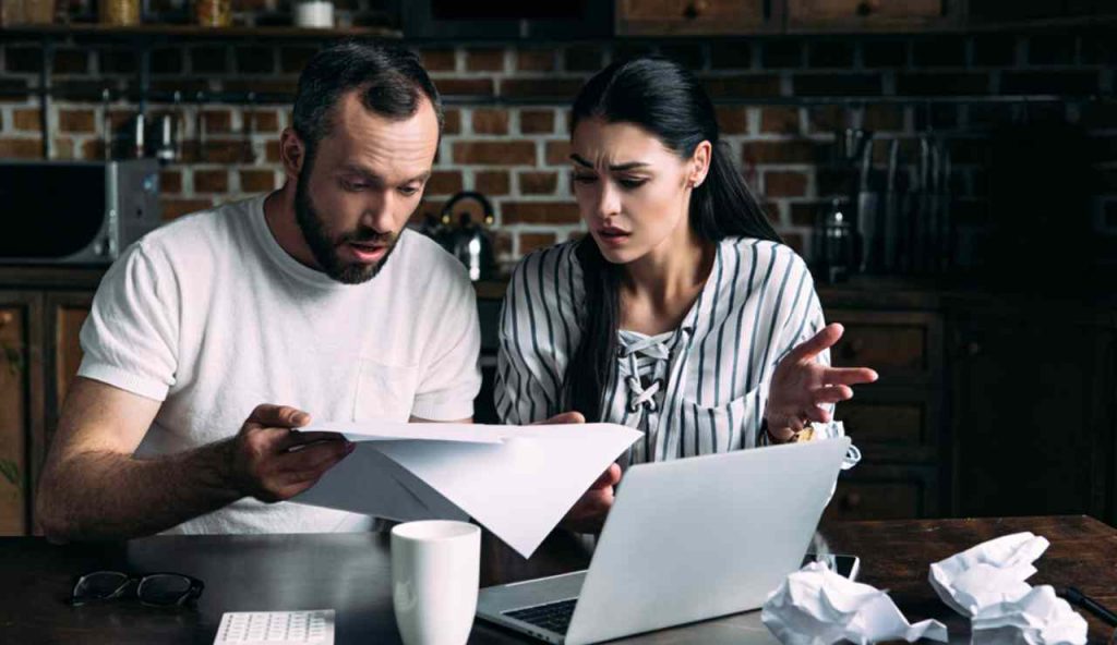 Coppia alle prese con il Fisco (Depositphotos foto) - www.financecue.it
