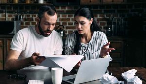 Coppia alle prese con il Fisco (Depositphotos foto) - www.financecue.it