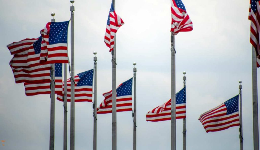 Illustrazione di alcune bandiere americane (Canva FOTO) - financecue.it