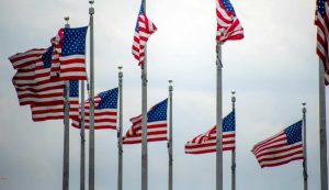 Illustrazione di alcune bandiere americane (Canva FOTO) - financecue.it