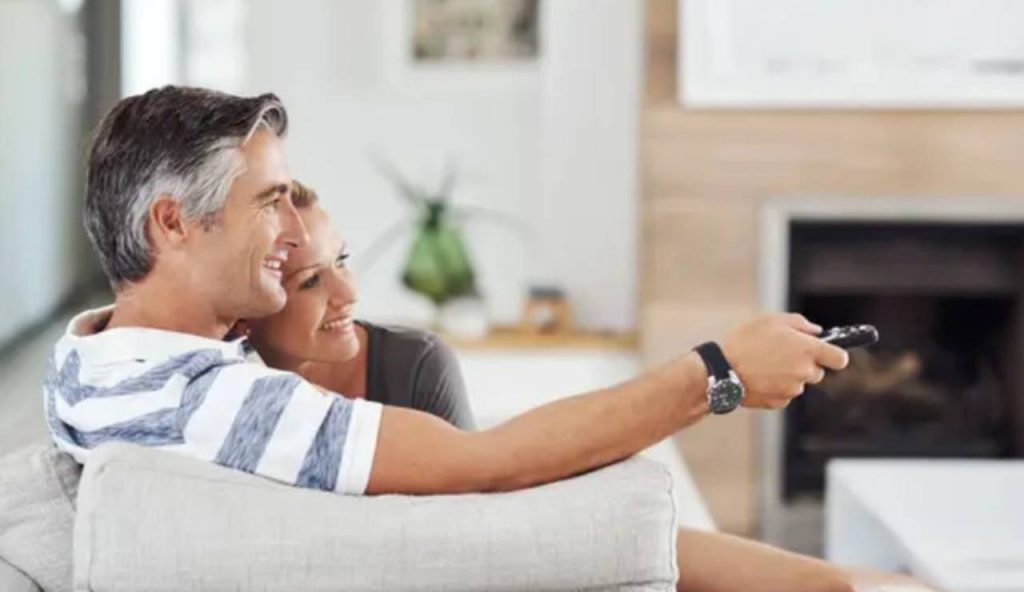 Coppia felice guarda la tv (Depositphotos foto) - www.financecue.it