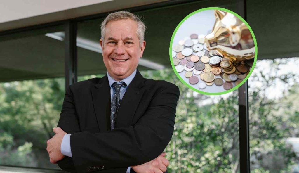 Anziano felice per depositi