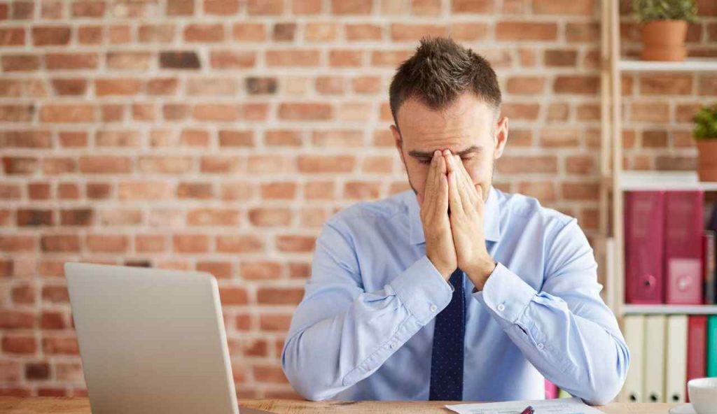 Uomo disperato in ufficio
