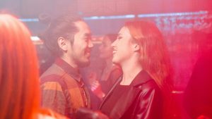 Coppia danza in discoteca