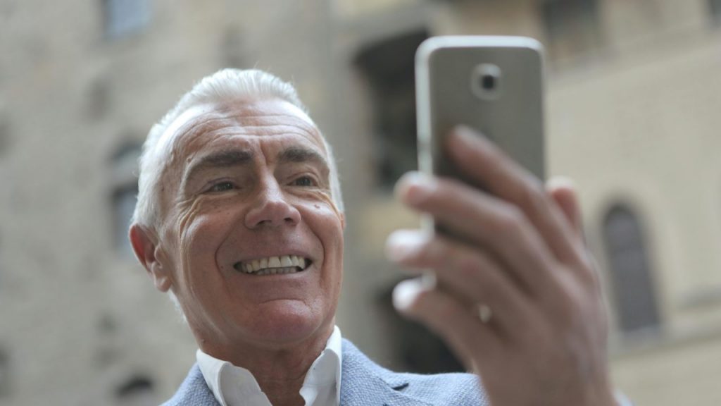 Uomo con lo smartphone