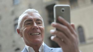 Uomo con lo smartphone