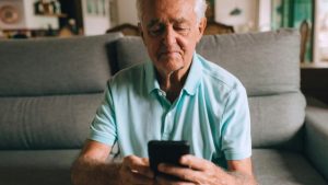 Uomo smartphone