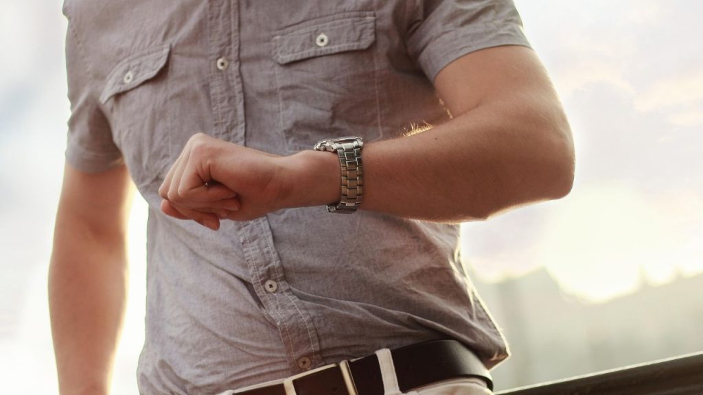 Uomo che guarda orologio