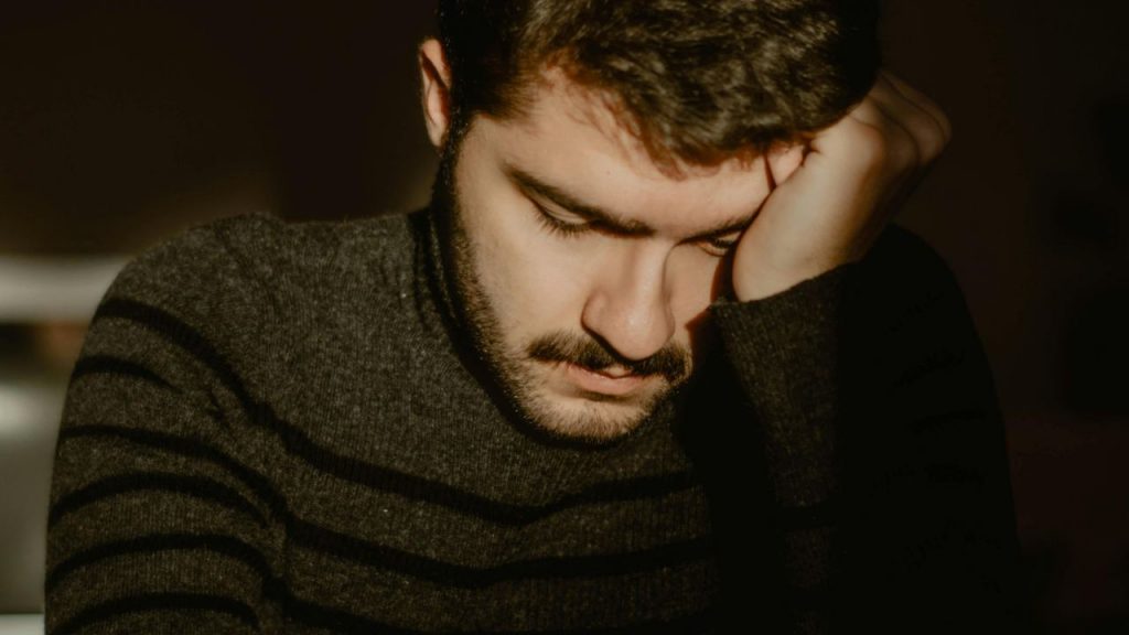 Uomo disperato a casa