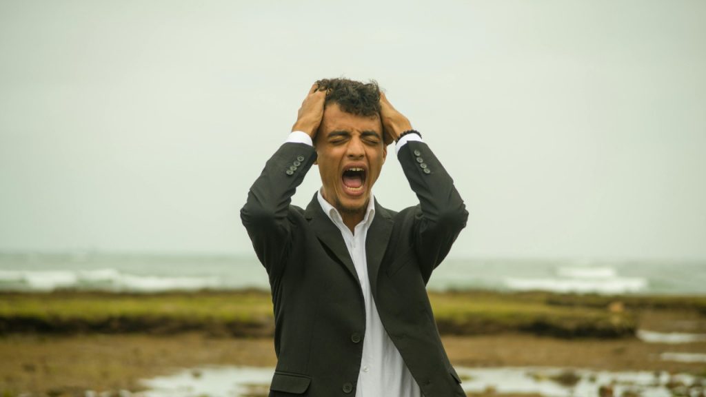 Uomo disperato al lavoro