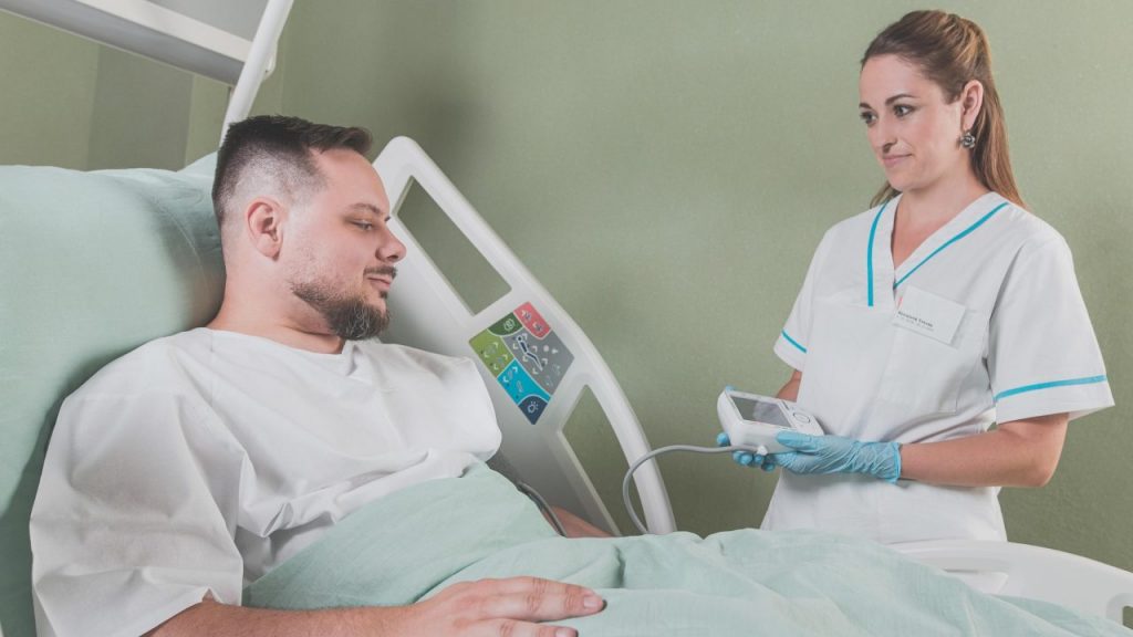 Uomo in letto d'ospedale