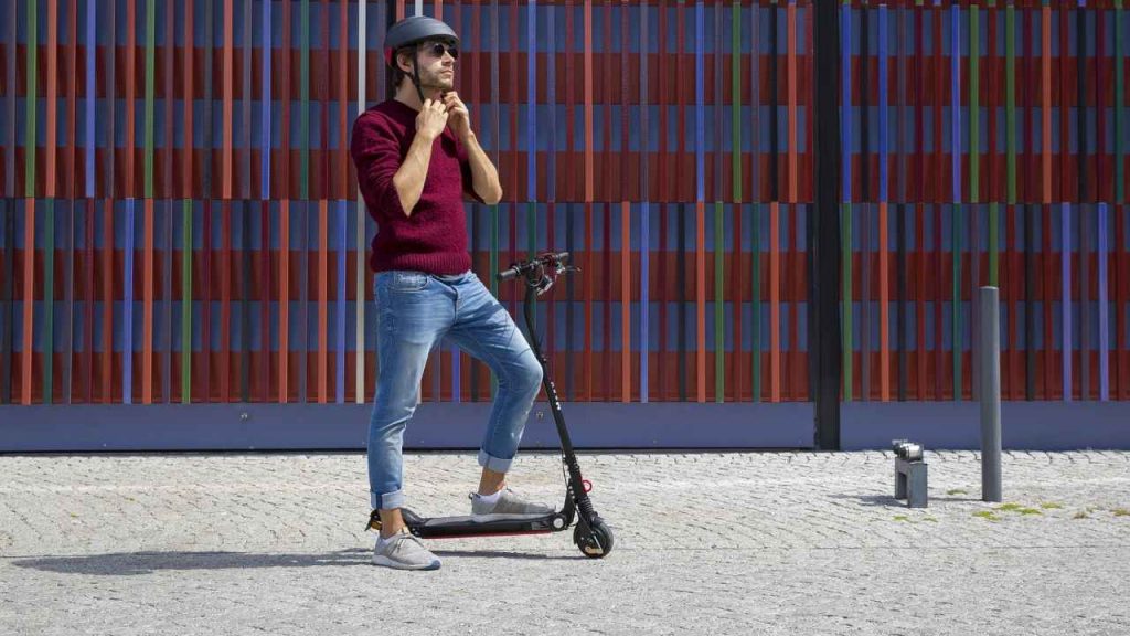 Uomo in monopattino