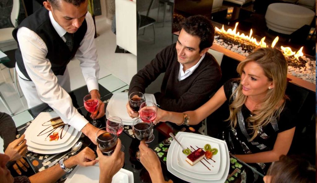 Cenare fuori costa sempre di più: perché andare al ristorante è diventato un lusso per molti italiani