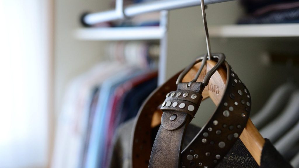 Armadio pieno di vestiti