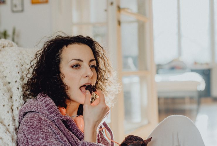 Donna mangia cioccolato