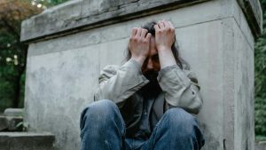 Uomo disperato bollette