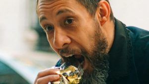 Uomo mangia cioccolata